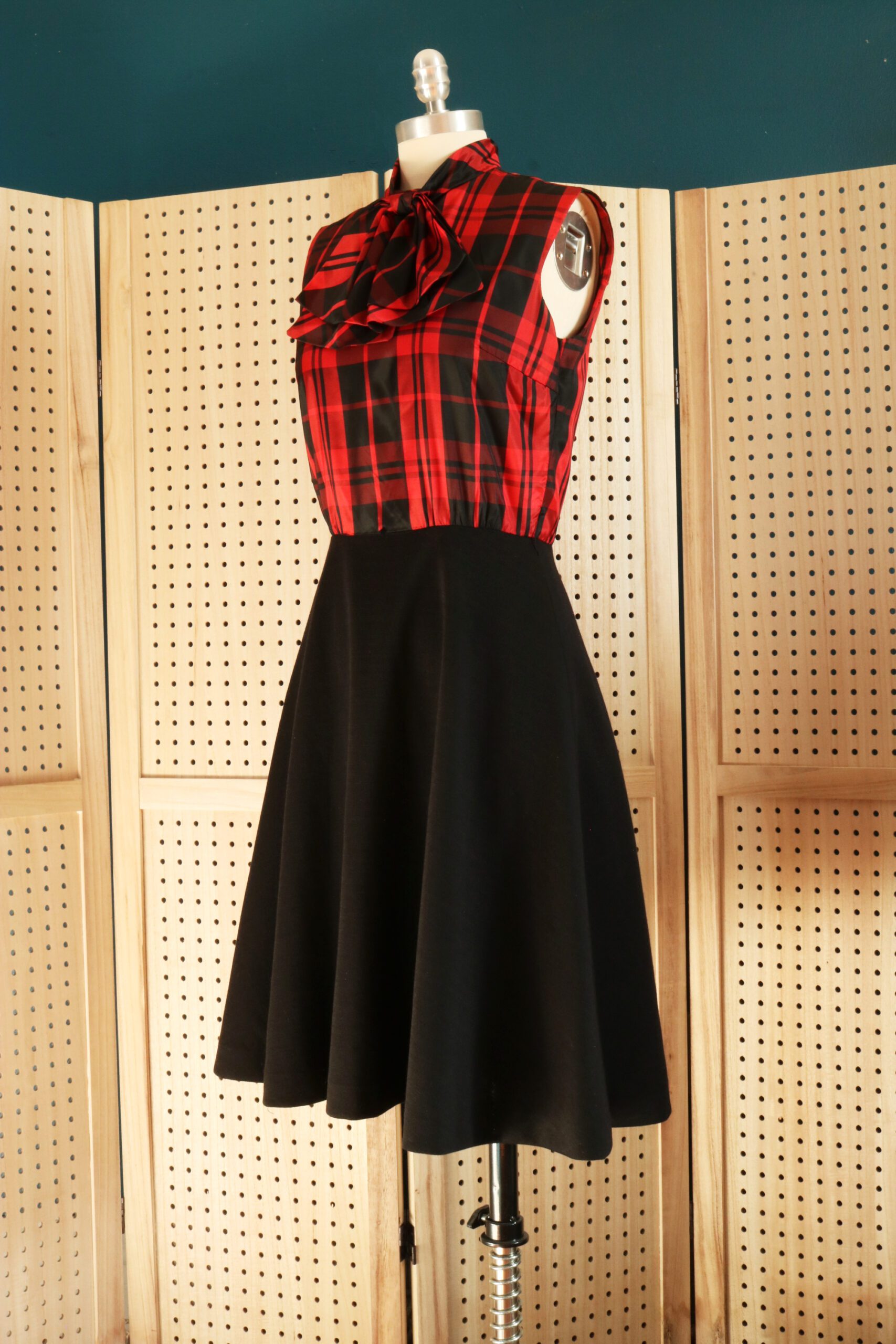 Vintage 1960s Red Plaid Bow-Tie Dress with Black A-Line Skirt - YOUTHQUAKER  VINTAGE